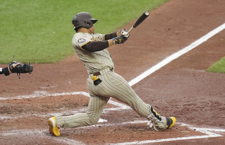 El dominicano Juan Soto, de los Padres de San Diego, batea un doble remolcador ante los Azulejos de Toronto durante el tercer inning del juego del martes 18 de julio de 2023 (Chris Young/The Canadian Press via AP)