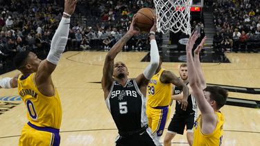 Lakers tropiezan en una temporada de grandes expectativas