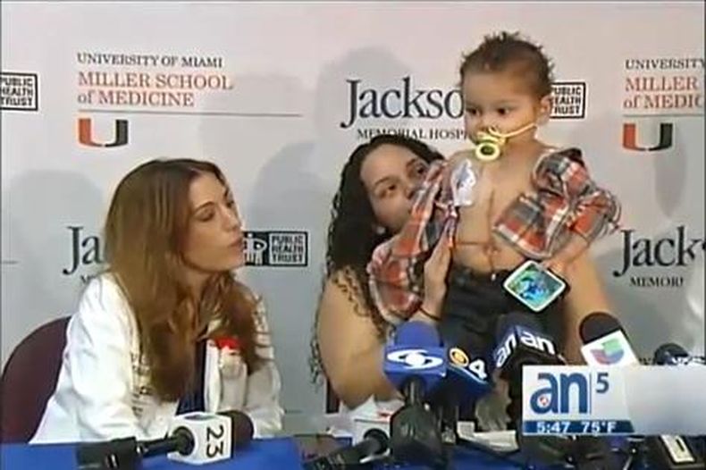 Un niño hispano de tres años se convirtió en el primero en el mundo que recibe un trasplante de cinco órganos con una novedosa técnica.