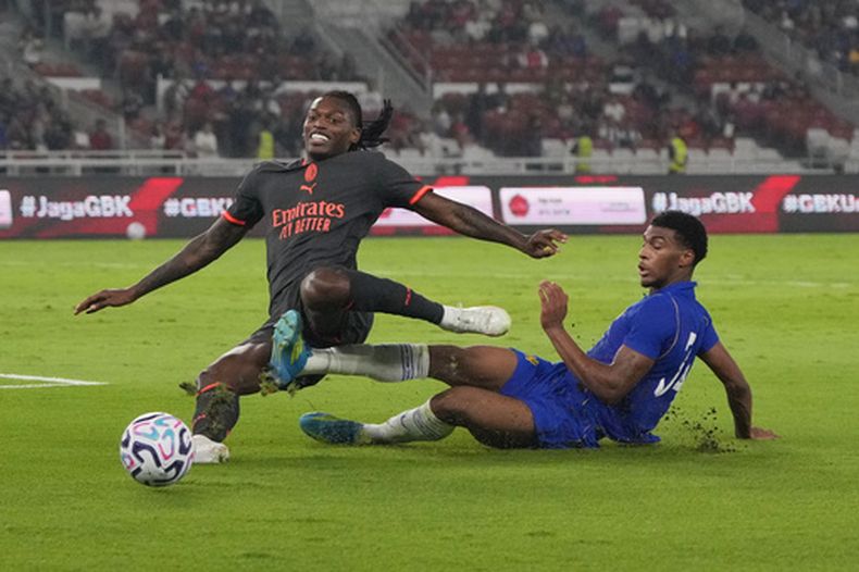 El jugador del AC Milan, Rafael Leão (izquierda), disputa el balón con el jugador del Chelsea, Josh Acheampong, durante un partido de fútbol amistoso de pretemporada entre el Chelsea y el AC Milan, en Yakarta, Indonesia, el sábado 8 de agosto de 2026. (Foto AP/Dita Alangkara)