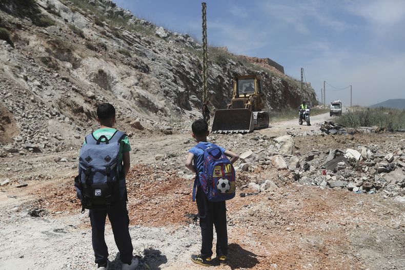 Un bulldozer llena un cráter tras un bombardeo israelí cerca de Nabatíe, Líbano, el 8 de mayo del 2025. (AP foto/Mohammed Zaatari)