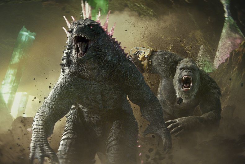 En esta imagen proporcionada por Warner Bros. Pictures, Godzilla, izquierda, y Kong en una escena de Godzilla x Kong: The New Empire. (Warner Bros. Pictures vía AP)