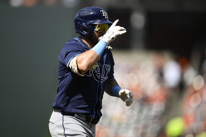 El mexicano Jonathan Aranda, de los Rays de Tampa Bay, festeja su jonrón de dos carreras en el juego del sábado 28 de junio de 2025, ante los Orioles de Baltimore (AP Foto/Nick Wass)