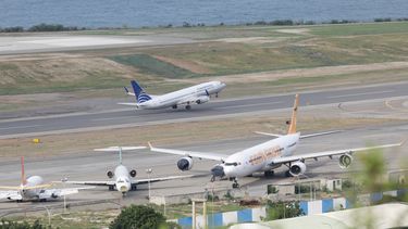 Aviones en el Aeropuerto Internacional Simón Bolívar en Maiquetía, Venezuela, el 1 de diciembre del 2025. (AP foto/Cristian Hernández)