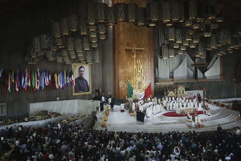El cardenal Marcello Semeraro preside la ceremonia de beatificación del reverendo Moisés Lira en la Basílica de Nuestra Señora de Guadalupe en la Ciudad de México, el sábado 14 de septiembre de 2024. (Foto AP/Ginnette Riquelme)