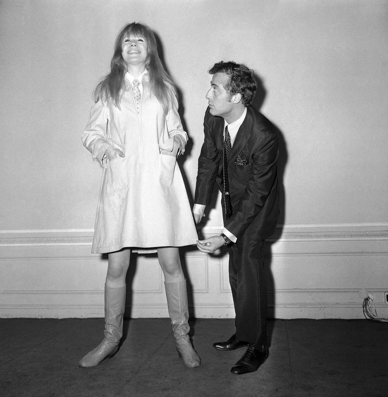 ARCHIVO - Daniel Hechter, diseñador de moda francés de 28 años, utiliza a la cantante pop Marianne Faithfull como modelo para exhibir una de sus últimas creaciones en la Cámara de Comercio Francesa en Londres, Inglaterra, el 19 de enero de 1967. (Foto AP/Frank Leonard Tewkesbury, File)