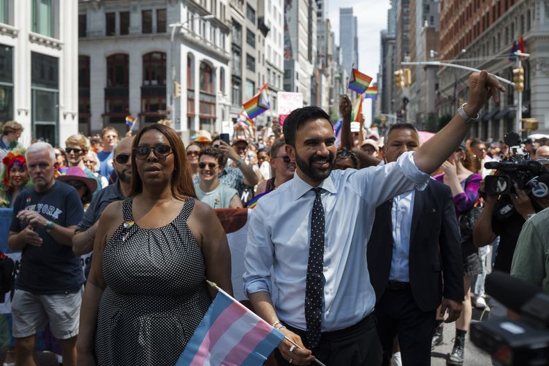 Zohran Mamdani, derecha, aspirante demócrata a la alcaldía neoyorquina, y la fiscal estatal Letitia James participan en la marcha del Orgullo el domingo 29 de junio de 2025, en Nueva York. (AP Foto/Olga Fedorova)