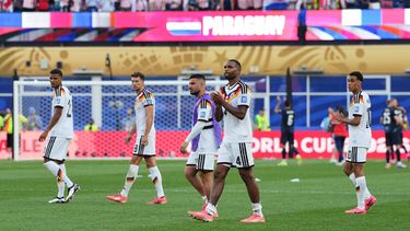 El zaguero alemán Jonathan Tah (4) saluda a los aficionados tras la derrota por penales contra Paraguay, el lunes 29 de junio de 2026, en Foxborough, Massachusetts. (AP Foto/Martin Meissner)
