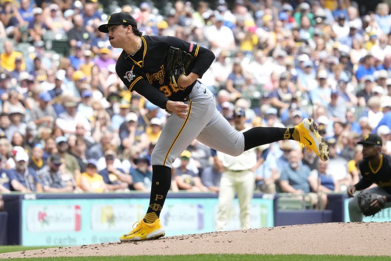 El pitcher de los Piratas de Pittsburgh Paul Skenes lanza en la primera entrada ante los Cerveceros de Milwaukee el jueves 11 de julio del 2024. (AP Foto/Kayla Wolf)