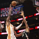 Sin Young ni Murray, Hawks quitan el invicto a Bucks