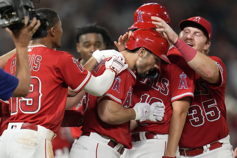 Randal Grichuk (centro) festeja con los Angelinos de Los Ángeles luego de batear un sencillo que significó el triunfo sobre los Guardianes de Cleveland, el jueves 7 de septiembre de 2023 (AP Foto/Ashley Landis)