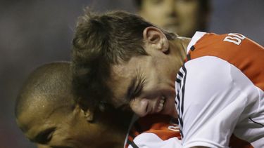 americateve | Carlos Andr&eacute;s S&aacute;nchez (izquierda), del River Plate de Argentina, festeja con su compa&ntilde;ero Lucas Boye, tras anotar frente al Libertad de Paraguay en la ida de los octavos de final de la Copa Sudamericana, el jueves 16 de octubre de 201