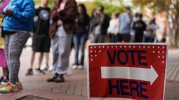 Gente en fila en el último día de voto anticipado el sábado 2 de noviembre de 2024 en Charlotte, Carolina del Norte. (AP Foto/Mike Stewart)