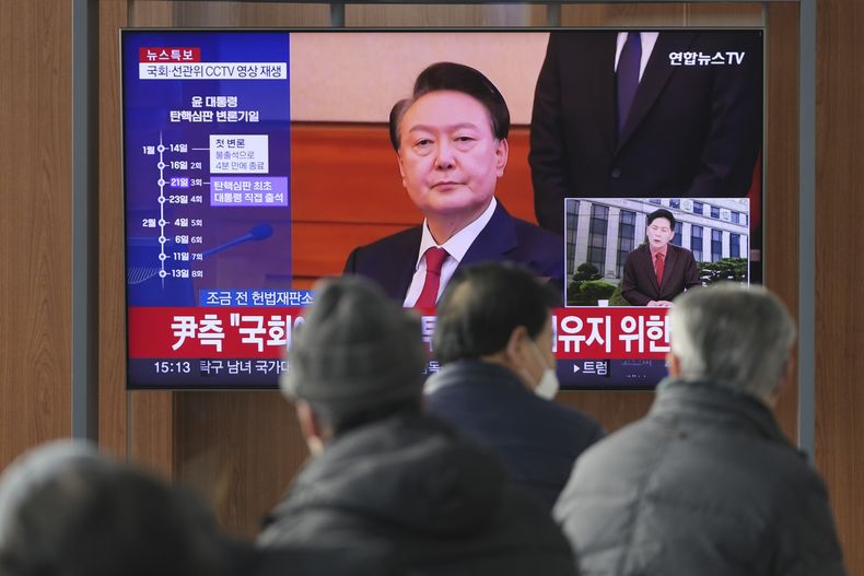 Una pantalla de televisión muestra imágenes del presidente, ahora suspendido, de Corea del Sur, Yoon Suk Yeol, durante un noticiero, en la estación de tren de Seúl, Corea del Sur, el 21 de enero de 2025. (AP Foto/Lee Jin-man)
