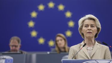 La presidenta de la Comisión Europea, Ursula von der Leyen, ofrece un discurso sobre seguridad y defensa en el Parlamento Europeo en Estrasburgo, en el este de Francia, el 28 de febrero de 2024. (AP Foto/Jean-François Badias)
