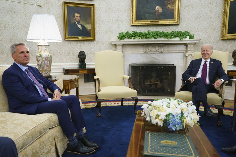 ARCHIVO - El presidente de la Cámara de Representantes, Kevin McCarthy, izquierda, escucha mientras el presidente Joe Biden habla antes de una reunión sobre el tope de endeudamiento federal, el martes 9 de mayo de 2023, en la Oficina Oval de la Casa Blanca, en Washington. (AP Foto/Evan Vucci, archivo)