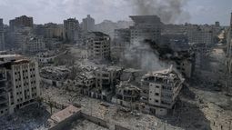 Vista de edificios reducidos a escombros por los aviones israelíes en Ciudad Gaza, martes 10 de octubre de 2023. (AP Foto/Hatem Moussa)