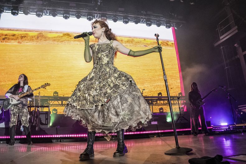 Chappell Roan actúa durante The Midwest Princess Tour el martes 1 de octubre de 2024 en el anfiteatro FirstBank en Franklin, Tennessee. (Foto Amy Harris/Invision/AP)