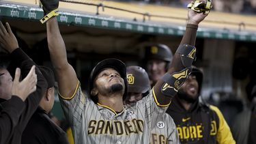 El venezolano José Azocar, de los Padres de San Diego, festeja tras conseguir un jonrón de tres carreras en el juego del viernes 15 de septiembre de 2023, ante los Atléticos de Oakland (AP Foto/Godofredo A. Vásquez)