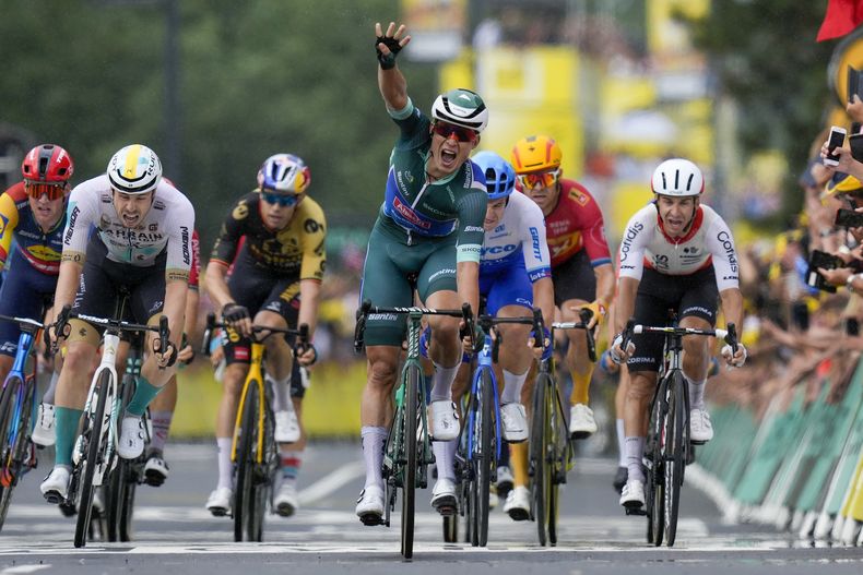 El belga Jasper Philipsen levanta cuatro dedos al cruzar la meta en la 11ma etapa tras ganar su cuarta etapa en el Tour de France, un recorrido de 180 kilometers entre Clermont-Ferrand y Moulins el 12 de julio del 2023. (AP Foto/Thibault Camus)