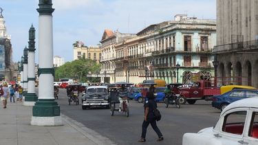 americateve | El régimen intenta entusiasmar al cubano con la idea de trabajar para el Estado, parlotea sobre ?salarios decorosos?. A la vez zancadillea al sector privado.