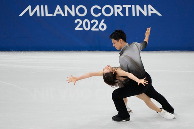 Riku Miura y Ryuichi Kihara, de Japón, compiten durante el programa largo de patinaje artístico por parejas en los Juegos Olímpicos de Invierno de 2026, el lunes 16 de febrero de 2026, en Milán, Italia. (Foto AP/Natacha Pisarenko)