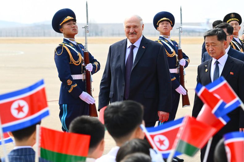 En esta imagen, distribuida por la Oficina de Prensa de la Presidencia de Bielorrusia, el presidente bielorruso, Alexander Lukashenko (centro), a su llegada al aeropuerto internacional de Pyongyang, a las afueras de Pyongyang, Corea del Norte, el 25 de marzo de 2026. (Oficina de Prensa de la Presidencia de Bielorrusia vía AP)