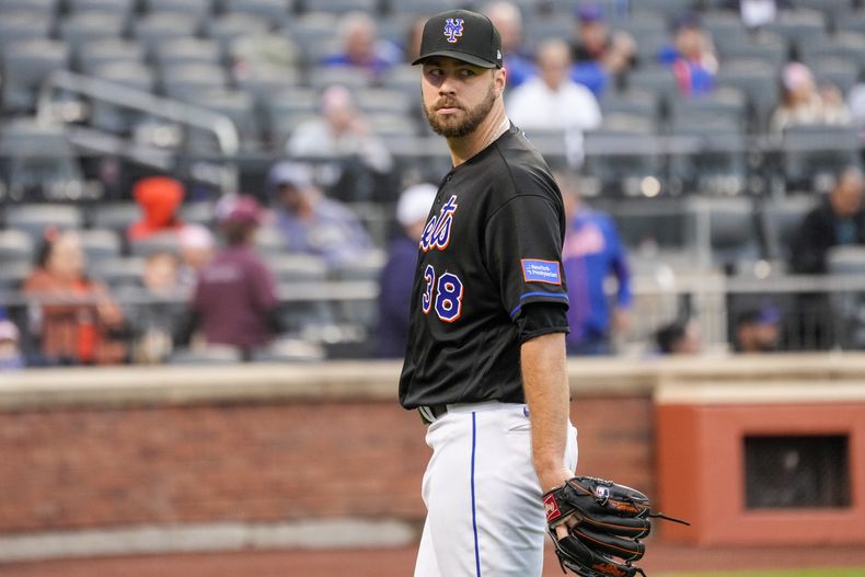 Tylor Megill, pitcher de los Mets de Nueva York, sale del terreno en el séptimo inning del juego ante los Filis de Filadelfia, el sábado 30 de septiembre de 2023 (AP Foto/Mary Altaffer)