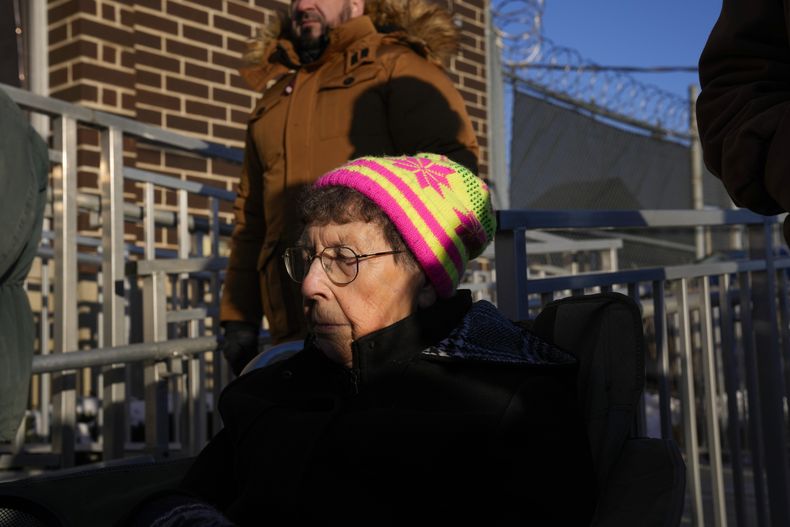 JoAnn Persch, de 90 años, una monja con las Sisters of Mercy, reza con otros en una vigilia frente a una instalación del Servicio de Inmigración y Aduanas de Estados Unidos en Broadview, Illinois, el 21 de febrero del 2025. (AP foto/Erin Hooley)