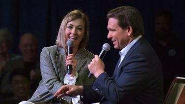 ARCHIVO - El gobernador de Florida Ron DeSantis habla en un evento con la gobernadora de Iowa Kim Reynolds, el viernes 10 de marzo de 2023, en Davenport, Iowa. (AP Foto/Ron Johnson, archivo)