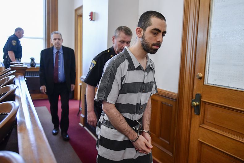 Hadi Matar camina para ingresar en el tribunal del condado de Chautauqua en Mayville, Nueva York, el viernes 16 de mayo de 2025. (AP Foto/Adrian Kraus)