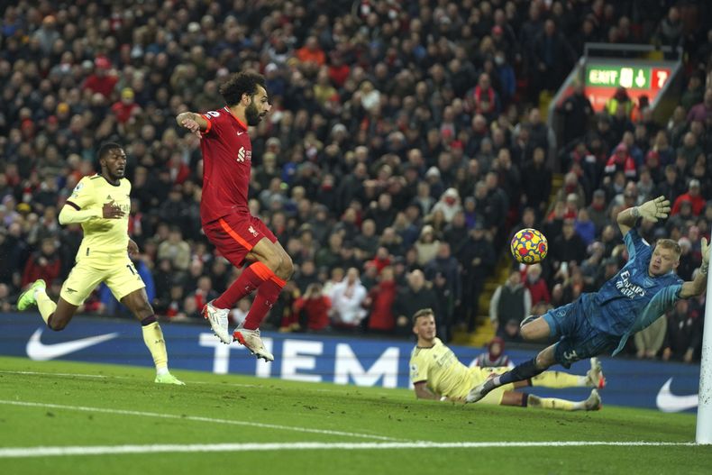 ARCHIVO - Mohamed Salah, del Liverpool, anota el tercer gol de su equipo durante el partido de fútbol de la Liga Premier inglesa entre el Liverpool y el Arsenal en el estadio de Anfield, Liverpool, Inglaterra, el 20 de noviembre de 2021. (AP Foto/Jon Super, Archivo)