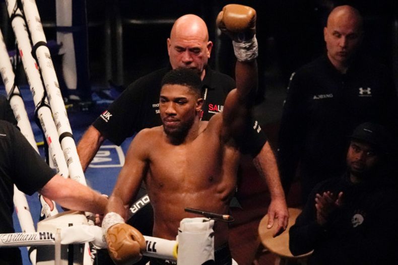 ARCHIVO - Anthony Joshua saluda a los espectadores tras perder ante Oleksandr Usyk, el 25 de septiembre de 2021, en Londres. (AP Foto/Frank Augstein)