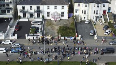 Fans reunidos fuera de la antigua casa de Sinéad OConnor previo al funeral de la cantante en Bray, en el condado de Wicklow, Irlanda, el martes 8 de agosto de 2023. (Niall Carson/PA vía AP)