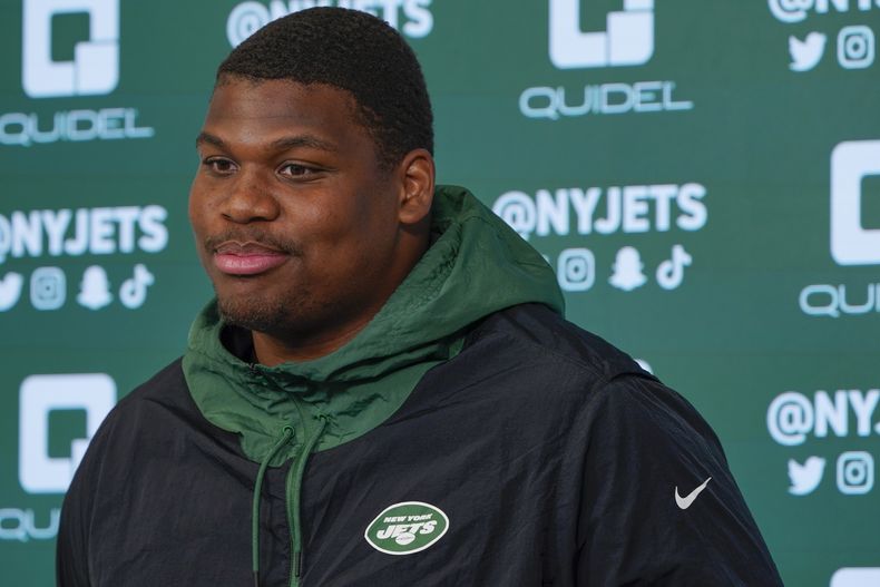 ARCHIVO - Quinnen Williams, de los Jets de Nueva York, habla con la prensa tras una práctica el 24 de mayo de 2022 (AP Foto/Seth Wenig, archivo)