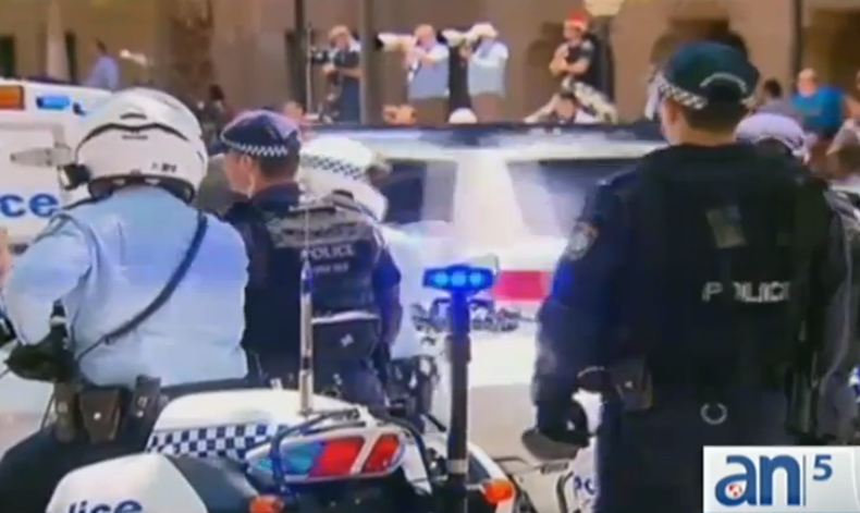 Agentes especiales de la policía tomaron por asalto un café de Sidney Australia donde un iraní con un largo historial delictivo mantuvo  a varias personas como rehenes.