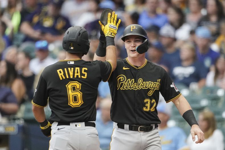 Alfonso Rivas (6), de los Piratas de Pittsburgh, es felicitado por Henry Davis (32) después de batear cuadrangular de tres carreras durante la primera entrada del juego de béisbol en contra de los Cerveceros de Milwaukee, el viernes 4 de agosto de 2023, en Milwaukee. (AP Foto/Aaron Gash)