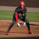 ARCHIVO - El jardinero de Rutgers, Peyton Bonds (25), se concentra en el lanzador de Purdue mientras toma ventaja desde la primera base durante un partido de béisbol de la NCAA el 11 de abril de 2025, en West Lafayette, Indiana. (Foto AP/Doug McSchooler, archivo)