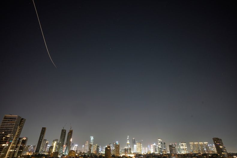 Misiles lanzados desde Irán cruzan el cielo sobre el centro de Israel la mañana del martes 24 de marzo de 2026. (AP Foto/Ohad Zwigenberg)