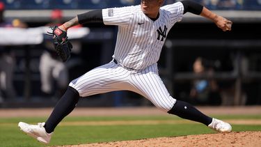 El relevista Víctor González de los Yanquis de Nueva York lanza en un juego de pretemporada ante los Bravos de Atlanta, el domingo 10 de marzo de 2024, en Tampa, Florida. (AP Foto/Charlie Neibergall)