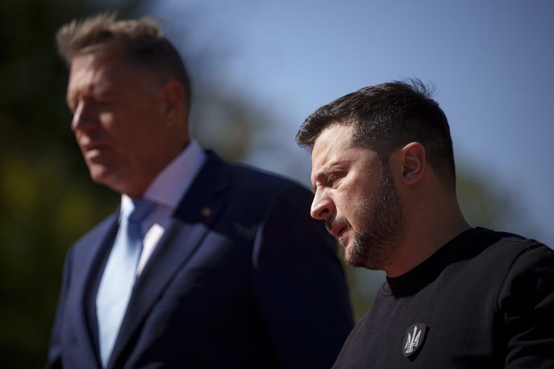 El presidente ucraniano Volodymyr Zelenskyy (d) con el presidente rumano Klaus Iohannis en Bucarest, el 10 de octubre de 2023. (Foto AP/Andreea Alexandru)