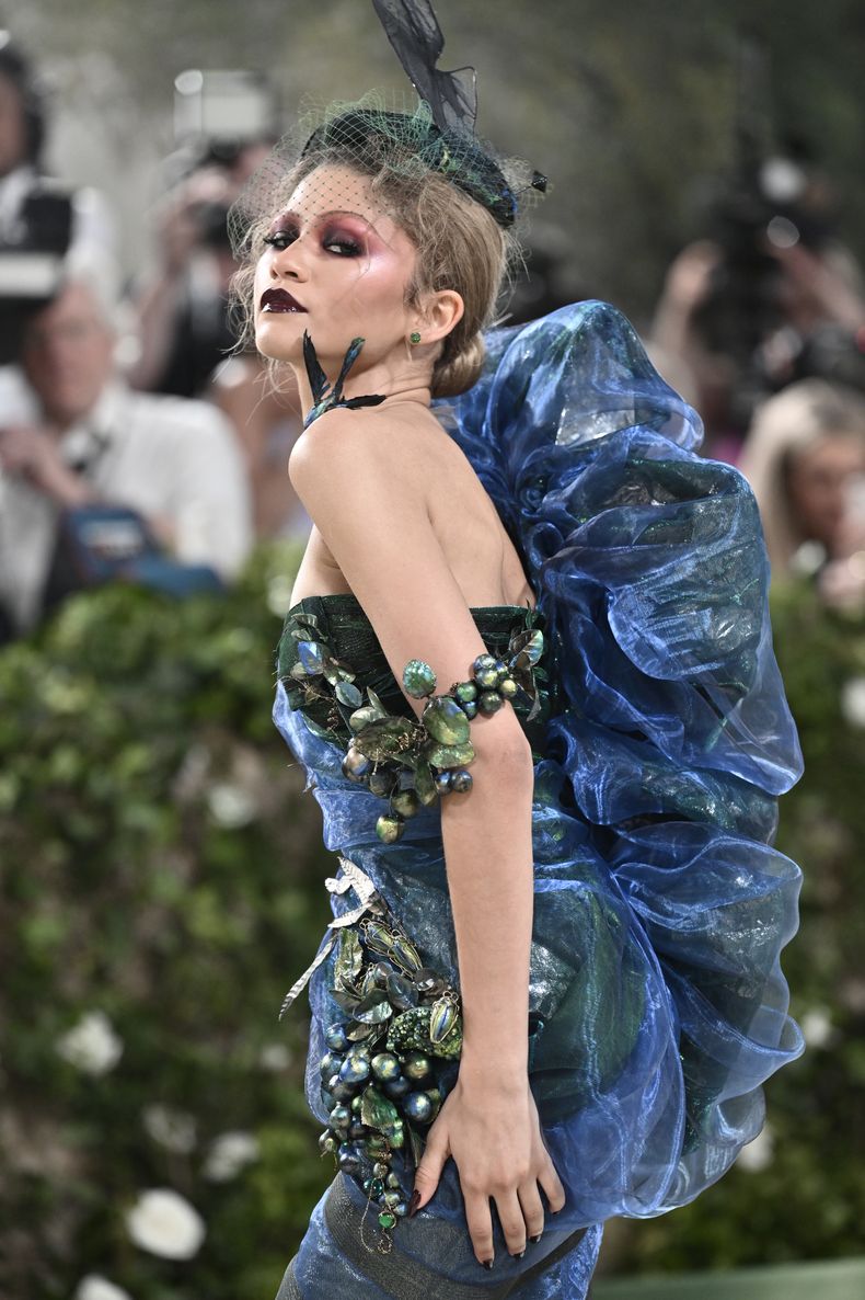 Zendaya llega a la gala benéfica del Instituto del Vestido del Museo Metropolitano de Arte para celebrar la inauguración de la exposición Sleeping Beauties: Reawakening Fashion el lunes 6 de mayo de 2024, en Nueva York. (Foto Evan Agostini/Invision/AP)