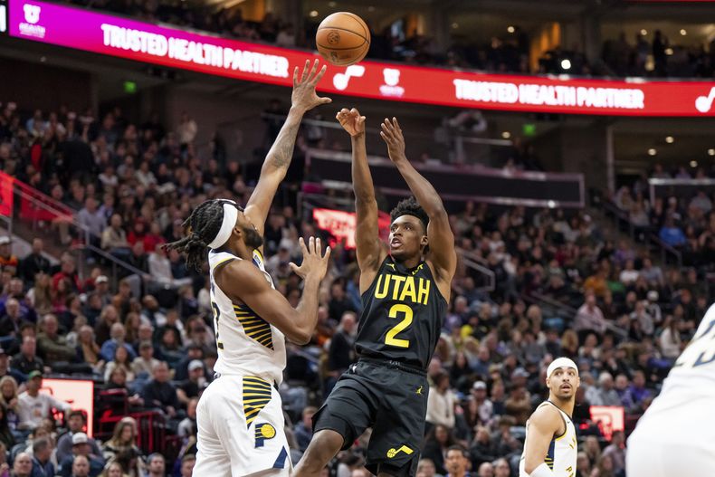 Collin Sexton (2), del Jazz de Utah, dispara sobre el alero de los Pacers de Indiana, Isaiah Jackson, durante la segunda mitad del juego de baloncesto de la NBA, el lunes 15 de enero de 2024, en Salt Lake City. (AP Foto/Spenser Heaps)