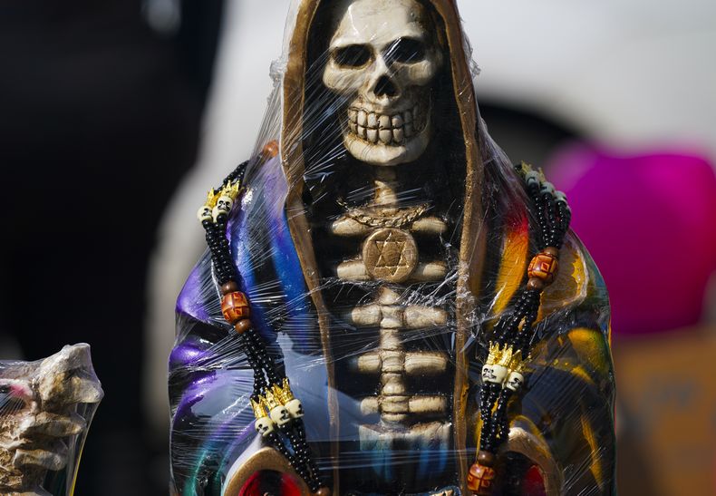 ARCHIVO - Una estatua de Nuestra Señora de la Santa Muerte se exhibe para la venta en el barrio de Tepito, en la Ciudad de México, el 1 de noviembre de 2022. (Foto AP/Fernando Llano, Archivo)