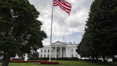 Una bandera estadounidense ondea frente a la Casa Blanca, el miércoles 23 de julio de 2025, en Washington. (AP Foto/Julia Demaree Nikhinson)
