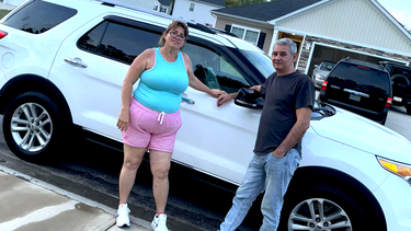 Pareja de cubanos celebra la compra de su primer carro a solo 26 días de haber llegado a EEUU