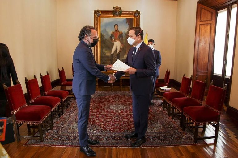 El diplomático colombiano presentó lunes sus credenciales a Maduro, quien apostó por una unión “inquebrantable” entre ambos países.