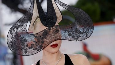 Lady Gaga posa a su llegada al estreno de la película Joker: Folie A Deux durante la 81ª edición del Festival de Cine de Venecia en Venecia, Italia, el miércoles 4 de septiembre de 2024. (Foto Joel C Ryan/Invision/AP)