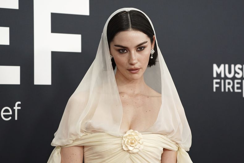 Gracie Abrams llega a la 67ª entrega anual de los Grammy el domingo 2 de febrero de 2025 en Los Ángeles. (Foto Jordan Strauss/Invision/AP)