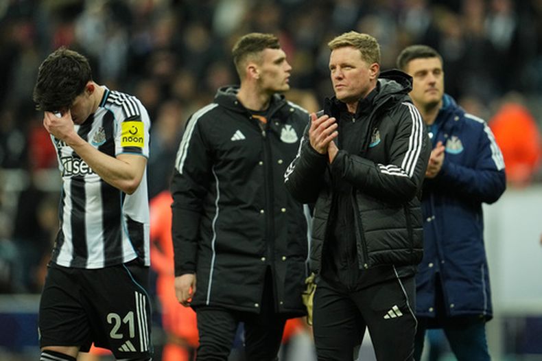 Eddie Howe, entrenador del Newcastle, aplaude a los aficionados después del partido de octavos de final de la Liga de Campeones entre Newcastle United y Barcelona, el martes 10 de marzo de 2026, en Newcastle, Inglaterra. (AP Foto/Jon Super)